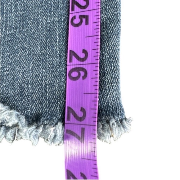 GOOD AMERICAN Good Legs Distressed
Crop Jeans, Size 4/27. - Picture 9 of 9